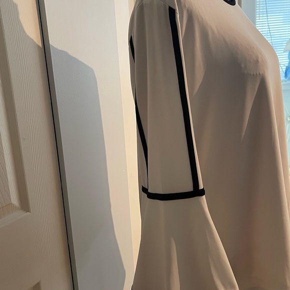 What’re and black blouse - Picture 2 of 4